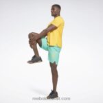 رجال البط البري في المستقبل شورت رسومي خفيف الوزن ملحمي Reebok 0NZ0F1349 - Image 2