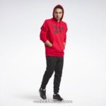 رجال ناقلات الأحمر / الأسود كنزة بغطاء للرأس بشعار الماركة Reebok 0NZ0F1283 - Image 2