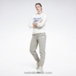 نحيف أبيض سويت شيرت صوف بشعار الماركة كبير Reebok 0NZ0F597 - Image 2
